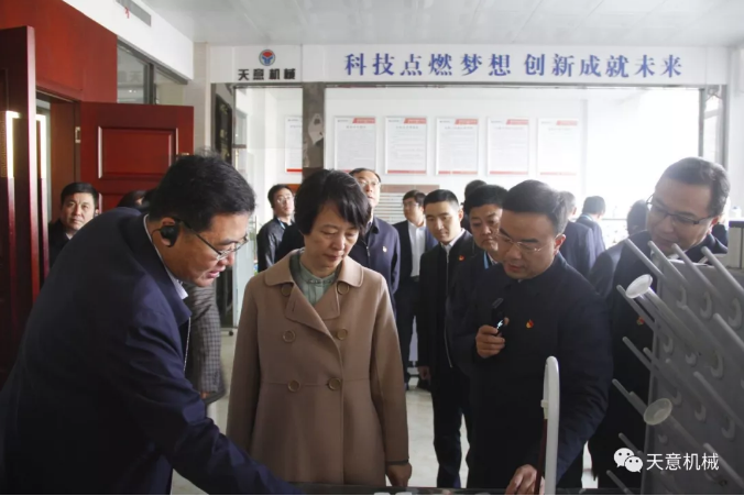 濟(jì)寧市委常委、組織部部長(zhǎng)孔凡萍帶領(lǐng)全市“兩新”組織黨建工作現(xiàn)場(chǎng)觀摩團(tuán)蒞臨天意機(jī)械調(diào)研指導(dǎo)